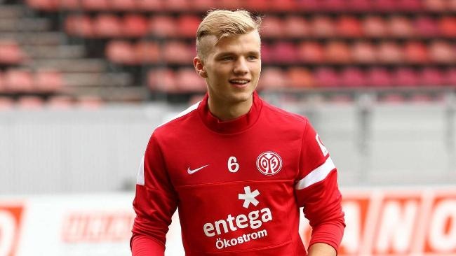 Geis mới 20 tuổi, nhưng anh đã hội tụ đầy đủ những tố chất của một ngôi sao lớn. Giống như lão tướng Philipp Lahm, Geis không chỉ là lá chắn thép trước hàng phòng ngự của Mainz, anh còn rất nguy hiểm trong trong những pha tấn công của đội nhà. Sau 32 lần ra sân ở mùa này, Geis có 54 cú sút, ghi 1 bàn và kiến tạo 4 lần.