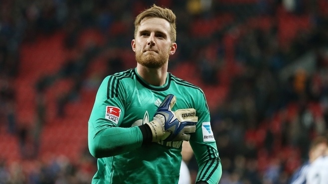 Không phải Manuel Neuer, Fahrmann mới là thủ thành chơi hay nhất mùa bóng này. Thủ môn được Schalke mua về năm 2011 để thay thế chính Neuer (chuyển sang Bayern) đã có 11 trận giữ sạch lưới, giúp Hoàng đế xanh đứng ở vị trí thứ 3 sau 33 lượt trận.