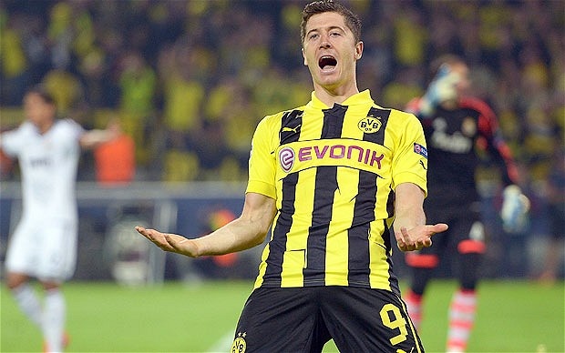 Dù xác định chia tay Dortmund để gia nhập Bayern vào hè năm nay, nhưng Lewandowski vẫn cống hiến hết mình cho Die Borussen. Chân sút người Ba Lan cùng Mandzukic của Bayern đang dẫn đầu danh sách Vua phá lưới Bundesliga mùa này với 18 pha lập công. Tuy nhiên, về khả năng kiến tạo Lewandowski trội hơn tiền đạo của Hùm xám 2 lần (6 so với 4).