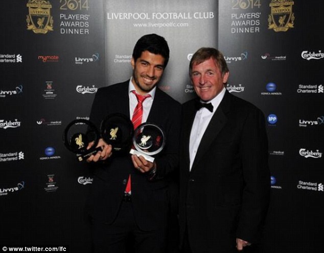 Suarez cuoi tuoi lai sau khi lap hat-trick danh hieu hinh anh