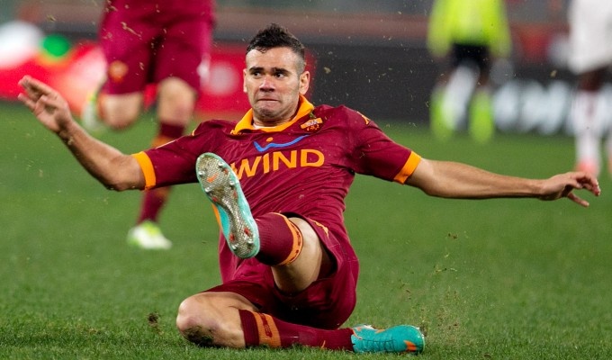 Không phải Benatia, Castan mới là trái tim nơi hàng thủ của Roma. Khả năng không chiến và tắc bóng chính xác của ngôi sao người Brazil giúp Giallorossi cùng Juve trở thành 1 trong hai đội thủng lưới ít nhất Serie A mùa này với 23 bàn thua.