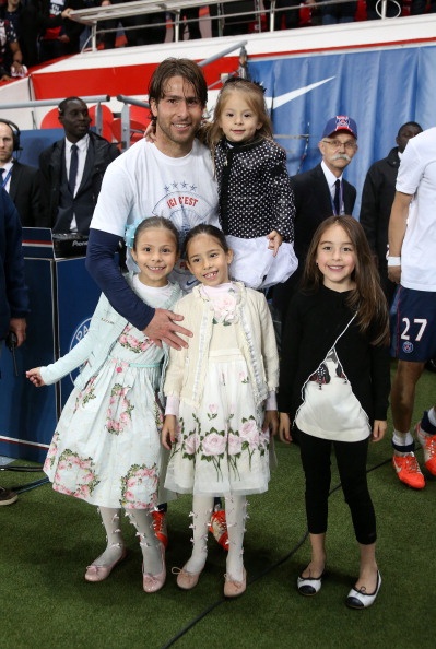 Hậu vệ trái Maxwell Scherrer và các công chua nhỏ.