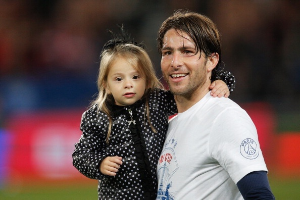 Dan sao PSG cung be con an mung chuc VD Ligue 1 som hinh anh