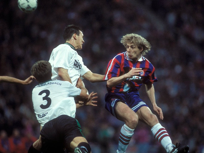 Đây không phải là lần đầu tiên nhà ĐKVĐ Bundesliga “nhái lại” áo của gã khổng lồ xứ Catalunya. Mùa 1995/96, Hùm xám cũng khoác lên mình màu áo tương tự của Barca và họ chơi rất thành công khi đăng quang ngôi vô địch UEFA Cup với chiến thắng trước Bordeaux ở chung kết.