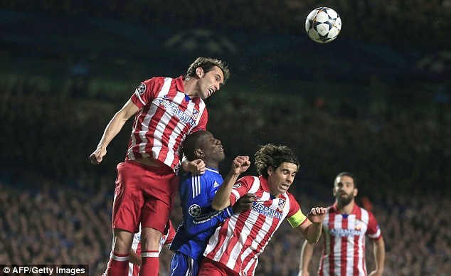 Godin gặp chút rắc rối ở trận gặp Barca giai đoạn đầu của mùa giải. Tuyển thủ người Uruguay đã to tiếng với người đồng đội Joao Miranda khi liên tục bị Messi qua mặt. Tuy nhiên, theo HLV Diego Simeone, sự quát tháo của Godin giúp các cầu thủ chơi quanh anh phải tập trung thi đấu cao độ.