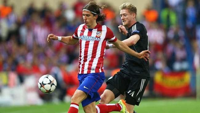 Luis từng suýt gia nhập Barca sau khi CLB xứ Catalunya tính bỏ ra 20 triệu euro để phá vỡ hợp đồng của anh với Deportivo. Tuy nhiên, sau đó hậu vệ người Brazil thay đổi và chuyển tới thi đấu cho Atletico vào hè 2010. Đây là quyết định chính xác của cầu thủ 28 tuổi, bởi tại Vicente Calderton, tài năng của anh luôn được trọng dụng tối đa.