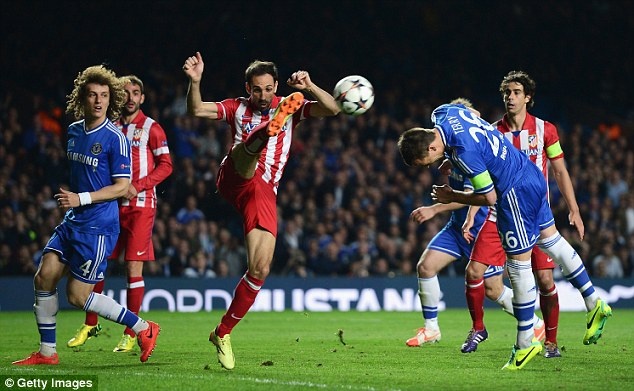 Thân hình mỏng manh là nguyên nhân khiến Juanfran bị Real đẩy sang Osasuna trước khi ký hợp đồng thi đấu cho Atletico năm 2011. Ở Vicente Calderon, hậu vệ 29 tuổi người Tây Ban Nha cũng chẳng to béo hơn, nhưng tài chơi bóng của anh thì không ngừng tiến bộ.