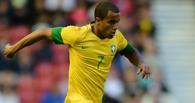 Thêm một cầu thủ PSG phải trả giá vì không giành được một suất đá chính trong đội hình của Laurent Blanc, đó là Lucas Moura. Ra mắt đội tuyển áo Vàng Xanh từ năm 19 tuổi, nhưng ở tuổi 21 anh chỉ được biết đến là người thừa không hơn không kém.