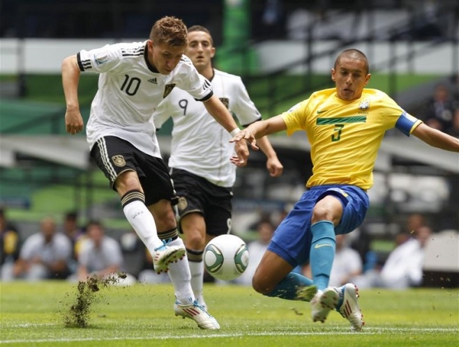 Dù buộc PSG phải bỏ ra 31,4 triệu euro để chiêu mộ mình hồi hè 2013, song Marquinhos vẫn không thể cạnh tranh được vị trí trong đội hình tuyển áo Vàng Xanh với người đồng đội ở sân công viên các Hoàng tử, Thiago Silva.