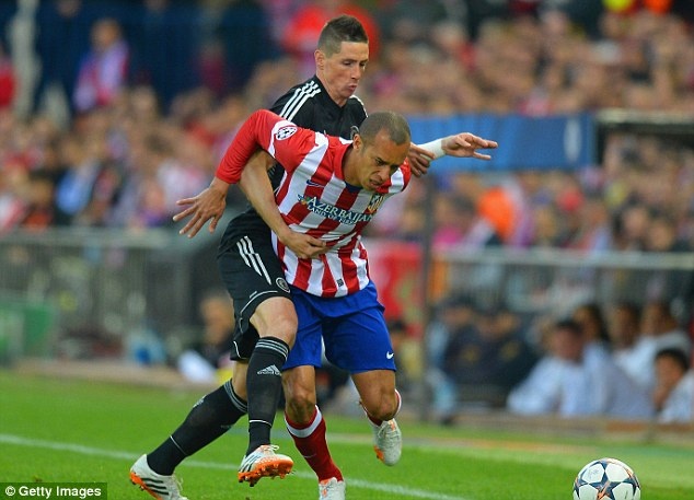 Giống như Luis, Miranda cũng chơi tuyệt hay nhưng thật lạ là bộ đôi này đều không được HLV Luiz Felipe Scolari triệu tập vào đội tuyển Brazil. HLV Vicente Del Bosque từng xem xét gọi trung vệ 29 tuổi này vào ĐT Tây Ban Nha như trường hợp của Diego Costa nhưng không thành bởi Miranda đã có một thời gian khoác áo ĐT Brazil.