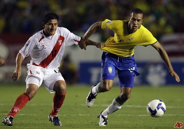 Miranda đang trải qua một mùa giải tuyệt vời. Phong độ ổn định của ngôi sao 29 tuổi giúp Atletico dẫn đầu La Liga và lọt vào chung kết Champions League. Bất chấp sắm vai trò trái tim nơi hàng phòng ngự 4 người ở Atlteico, Miranda vẫn bị HLV Scolari gạt khỏi danh sách dự VCK World Cup 2014.