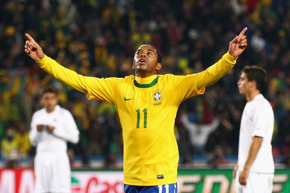 Với 92 lần phục vụ Selecao, Robinho rõ ràng là cầu thủ rất giàu kinh nghiệm. Tuy vậy, do bị thất sủng trong màu áo Milan trong 2 năm qua khiến cựu sao Real và Man City trở thành khán giả của lễ hội bóng đá thế giới diễn ra ngay tại quê hương.