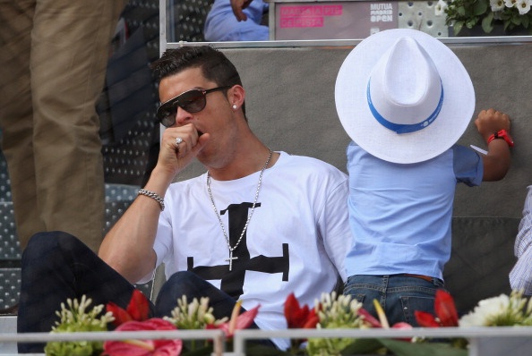 CR7 ngap ngu khi cung con trai xem Nadal thi dau hinh anh