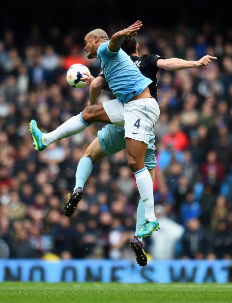 Kompany nang ty so len 2-0 cho Man City hinh anh