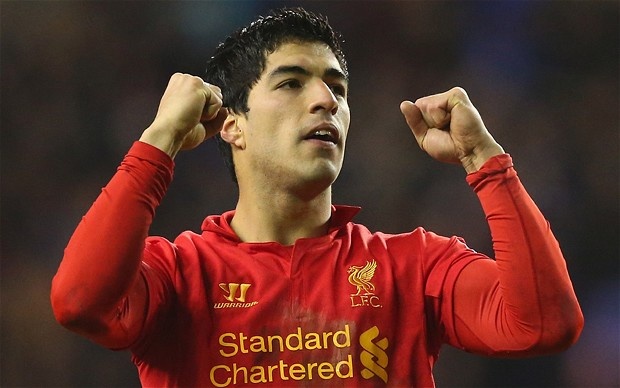 Chắc chắn chẳng ai xứng đáng hơn Luis Suarez ở vị trí tiền đạo duy nhất trong sơ đồ 4-2-3-1 này. Trung phong người Uruguay đang dẫn đầu danh sách Vua phá lưới với 31 pha lập công, hơn 10 bàn so với người đứng thứ 2 và cũng là đồng đội tại Liverpool, Daniel Sturridge. Chưa hết, S7 còn cùng Gerrard dẫn đầu danh sách Vua kiến tạo với 12 lần.