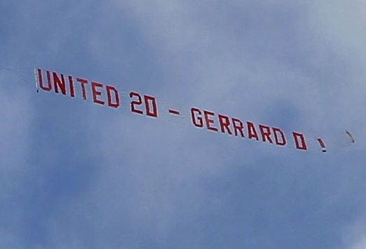 Fan M.U thue may bay de choc tuc Gerrard va Liverpool hinh anh