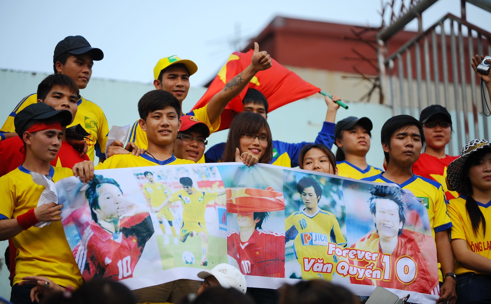 Những CĐV đến từ Nghệ An cháy hết mình vì Quyến 