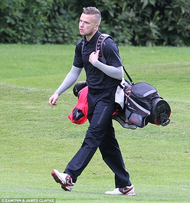 Tom Cleverley choi golf giai sau cung cac HLV cua M.U hinh anh