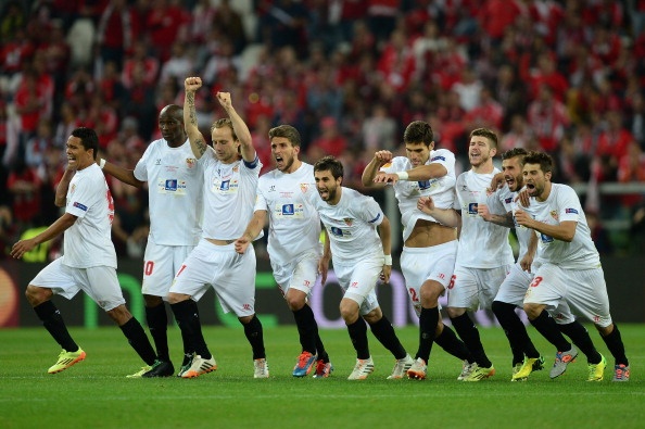 Ha Benfica 4-2 o cham 11m, Sevilla vo dich Europa League hinh anh