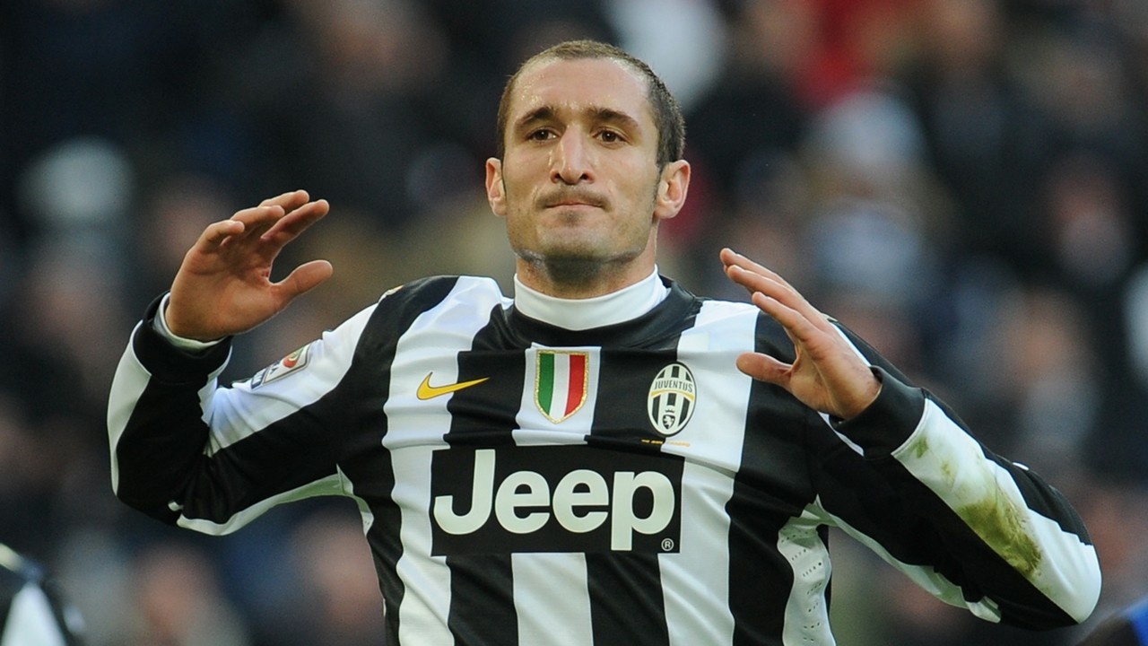 Chiellini vừa kết thúc mùa thứ 9 trong màu áo Juventus. Suốt gần 1 thập kỷ qua, ngôi sao 29 tuổi luôn được đánh giá là nhân tố không thể thiếu nơi hàng thủ của Juve. Kiên quyết nhưng không nóng vội, Chiellini là thủ lĩnh thực sự. Sự khôn ngoan và ranh mãnh của anh cũng không ngừng tăng lên theo thời gian.