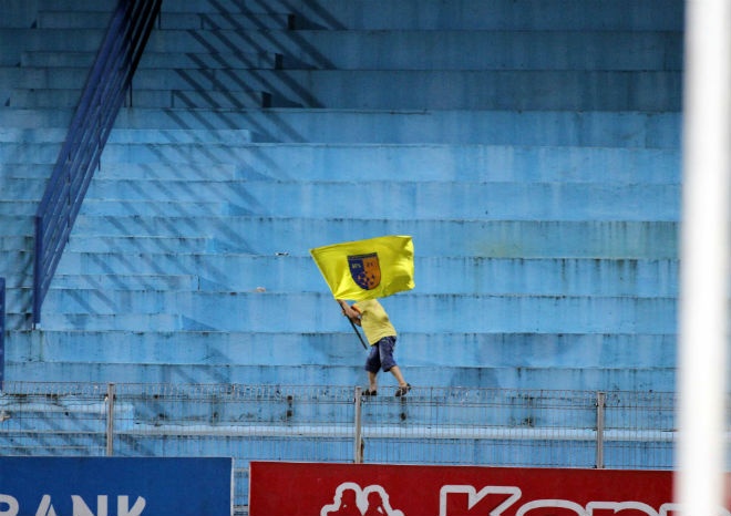 Trời nóng khiến cho không có nhiều khán giả chứng kiến trận đấu. Ảnh: Trường Huy.