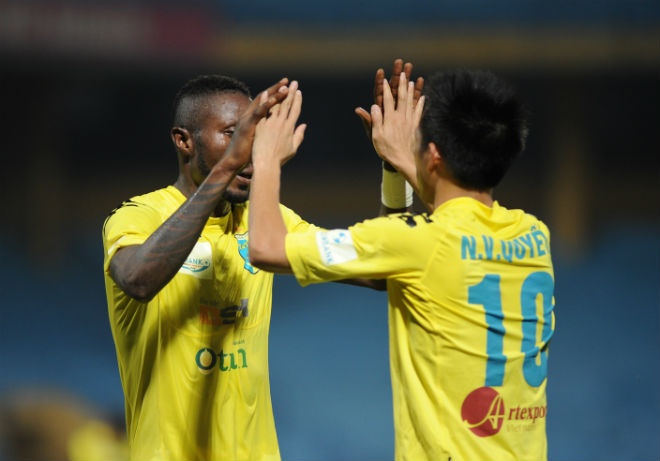 Cặp đôi Samson - Gonzalo gây ra nhiều áp lực cho hàng thủ Đồng Nai. Ảnh: Trần Hải.