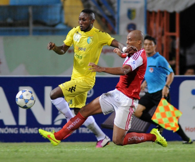 Samson lap cu dup giup Ha Noi T&T tien gan ngoi dau bang hinh anh