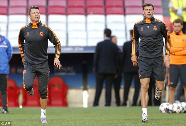 Ronaldo, Bale ra suc tap luyen truoc tran cau lich su hinh anh