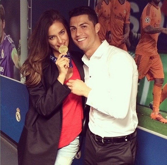 Ronaldo chia vui danh hieu vo dich cung ban gai hinh anh