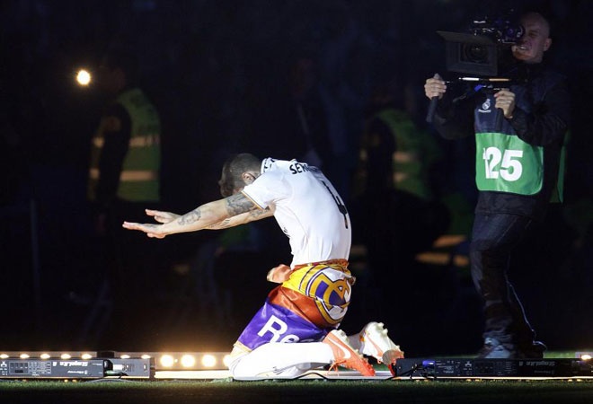 Sergio Ramos quy lay cam on co dong vien Real Madrid hinh anh