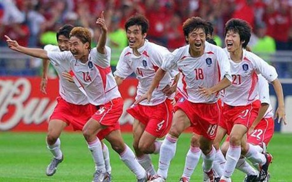 Be boi chan dong bong da the gioi tai World Cup 2002 hinh anh