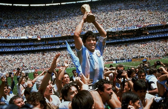 Maradona là người hùng World Cup 1986 khi giúp Argentina lần thứ 2 bước lên ngôi vô địch. Tại giải đó, “Cậu bé vàng” khiến cả thế giới phải nhắc đến thông qua 2 bàn thắng vào lưới tuyển Anh ở tứ kết, “Bàn tay của Chúa” và pha solo đẹp nhất lịch sử World Cup. Tiếc là Maradona đã khép lại sự nghiệp World Cup bằng sự kiện không mấy vui vẻ. Ông bị phát hiện sử dụng chất gây nghiện ở World Cup 1994.