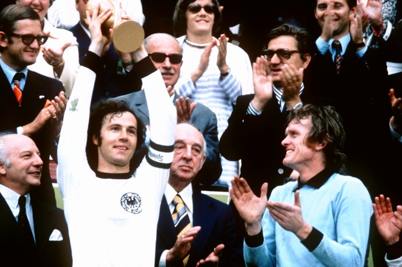 Beckenbauer được bình chọn là cầu thủ vĩ đại nhất lịch sử tuyển Đức. Trong ba lần dự World Cup cùng Cỗ xe tăng, ông giơ chức vô địch 1 lần (1974), 1 lần giành á quân (1966) và 1 lần đoạt giải 3 (1970). Ngoài ra, huyền thoại có biệt danh “Hoàng đế” cũng là đội trưởng của Tây Đức vô địch EURO 1972.
