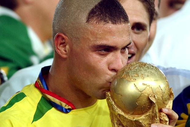 Ronaldo được đánh giá là số 9 hay nhất lịch sử World Cup. Tại giải đấu diễn ra trên đất Mỹ năm 1994, “gã béo” có tên trong danh sách vô địch nhưng không được ra sân phút nào. Tuy nhiên, khi giải đấu được tổ chức tại Nhật Bản - Hàn Quốc năm 2002, anh đã chứng tỏ mình là sát thủ số 1 với 8 pha lập công, giúp Brazil đăng quang thuyết phục. Hiện tại, Ronaldo đang nắm giữ kỷ lục ghi bàn tại giải đấu này với 15 lần sút tung lưới đối phương.