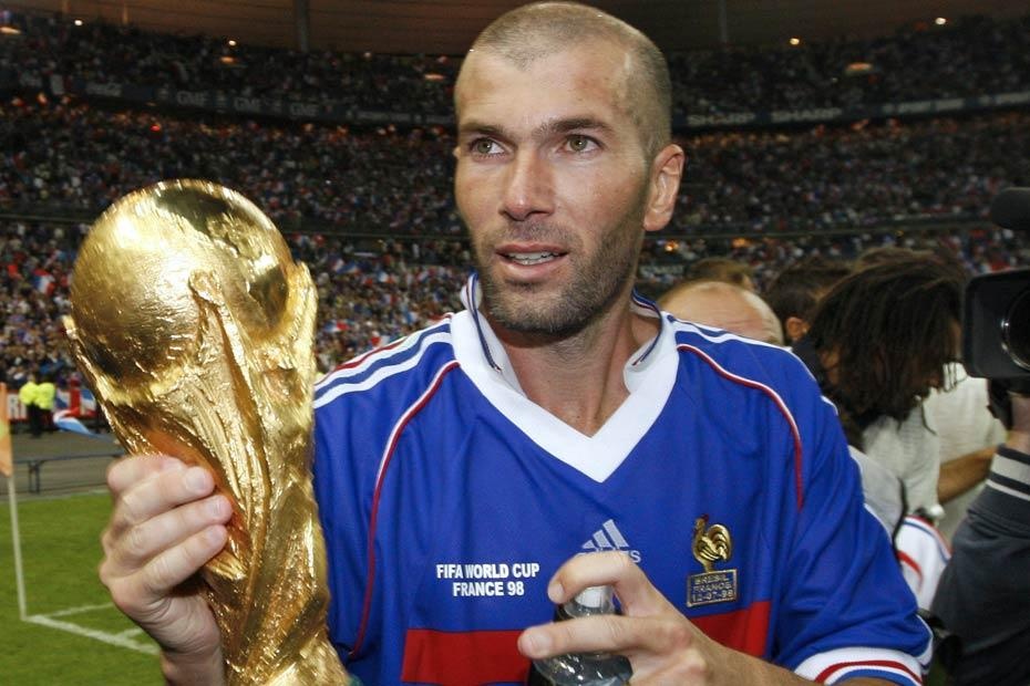Zidane là người đưa tuyển Pháp tới chức vô địch World Cup 1998 với lối chơi quyến rũ, đỉnh cao là cú đúp vào lưới Brazil ở chung kết. Tuy nhiên, cú húc đầu của Zizou vào ngực Materazzi (Italy) ở phút thứ 100 trận chung kết World Cup 2006 khiến Pháp lỡ cơ hội lần thứ 2 lên ngôi. Dẫu vậy, “Chàng hói” chẳng phải chịu bất kỳ lời chỉ trích nào sau “cú thiết đầu công” đó.