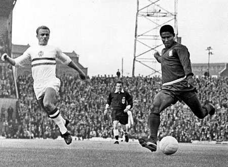 Bồ Đào Nha chơi rất thuyết phục trong lần đầu tiên tham dự VCK World Cup (1966) khi cán đích ở vị trí thứ 3. Để có được thành tích đó, Seleccao châu Âu đã phải dựa vào rất nhiều vào tài năng của Eusebio. “Ngọc trai đen” gốc Mozambique ghi tới 9 bàn, trong đó có 4 bàn thắng vào lưới Triều Tiên ở tứ kết. Tỷ lệ ghi bàn của Eusebio tại giải này là 1,8 bàn/trận.