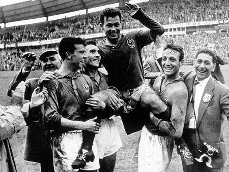 Thành tích của Fontaine trước khi dự World Cup 1958 là rất tệ. Ông chỉ ghi 1 bàn sau 5 lần khoác áo tuyển Pháp. Tuy vậy, tại lễ hội bóng đá lớn nhất hành tinh được tổ chức tại Thụy Điển, Fontaine đã tỏa sáng rực rỡ trong cả 6 lần ra sân khi trận nào cũng ghi bàn trong đó có 1 cú poker (4 bàn), 1 hat-trick và 2 cú đúp với tỷ lệ 2,17 bàn/trận - cao nhất lịch sử. Tuy vậy, Fontaine chỉ có thể đem lại vị trí thứ 3 cho Les Bleus sau khi đánh bại Đức với tỷ số 6-3, trận đấu mà ông ghi 4 bàn.