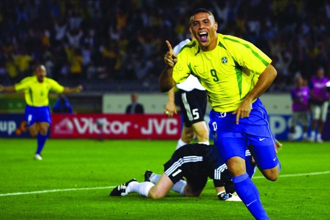 Nhằm lấy lại thể diện sau trận chung kết World Cup 1998, Ronaldo đã chơi với quyết tâm cực cao khi giải đấu diễn ra tại Nhật Bản – Hàn Quốc. Đúng như biệt danh của mình, “Người ngoài hành tinh” làm mưa làm gió với 8 pha lập công, giúp Brazil lên ngôi đầy thuyết phục. Gã “béo” cũng chính là chủ nhân của cú đúp vào lưới tuyển Đức ở trận chung kết. Tính đến thời điểm này, Ronaldo đang là chân sút xuất sắc nhất mọi thời đại trong lịch sử World Cup với 15 lần làm tung lưới đối phương.