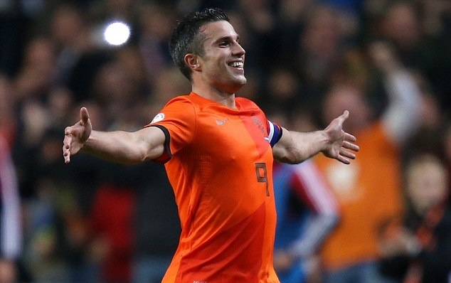 Những chấn thương liên tiếp khiến Van Persie trải qua một mùa giải đáng quên cùng M.U. Tuy nhiên, ở thời điểm hiện tại, trung phong 30 tuổi đã tìm lại được thể lực tốt nhất. Với tài săn bàn thiên bẩm, cựu thủ quân của Arsenal hứa hẹn sẽ giúp Hà Lan gây bất ngờ tại VCK World Cup lần này.