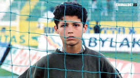 Ronaldo danh nhau voi xa hoi den co hang nong nam 15 tuoi hinh anh