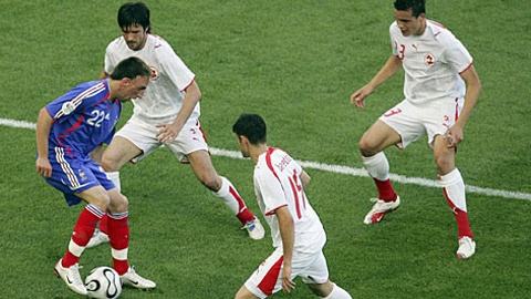 Cuộc đối đầu giữa hai nước láng giềng này luôn diễn ra căng thẳng. Hàng công không được đánh giá cao của Pháp sẽ phải tìm lời giải cho bài toán ghi bàn khi đụng hàng thủ chắc chắn của Thụy Sỹ. Ngoài ra, trận đấu này còn quyết định Pháp hay Thụy Sỹ sẽ là đội giành vé đi tiếp trước.