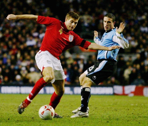 Nhiều người nói vui, rằng đây là cuộc chiến giữa Luis Suarez và tuyển Anh. Mùa giải vừa qua tại Premier League, các hậu vệ tại Anh đã phải vật lộn khi đối mặt với “sát thủ răng thỏ”. Liệu lần chạm trán này họ đã tìm ra cách để khống chế tài săn bàn trong trường hợp S7 trở lại sau chấn thương.