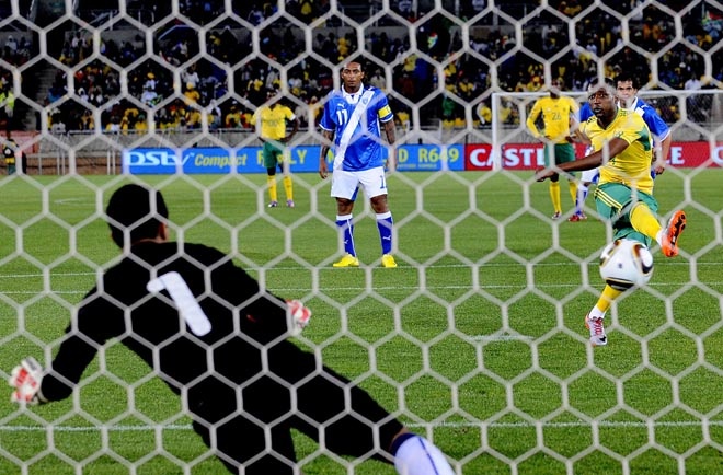 Một quả penalty “tưởng tượng” trong trận Nam Phi - Guatemala.