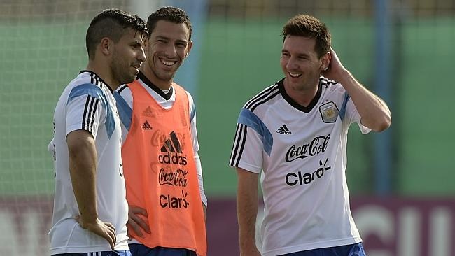 Tiêu điểm: Bất ngờ lớn nhất là siêu tiền đạo Carlos Tevez của Juventus không được triệu tập. Trong khi tiền vệ Erik Lamela cũng không thể góp mặt vì chấn thương. Tuy vậy, với sự hiện diện của cặp song sát Lionel Messi và Sergio Aguero, Argentina hứa hẹn sẽ giành Cúp vàng trên đất của quốc gia láng giềng Brazil.