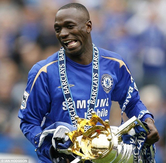 Một tiền vệ người Pháp khác chơi rất thành công tại Ngoại hạng Anh là Claude Makelele. Với những cống hiến của “Chiếc máy quét này”, Chelsea đã vô địch Premier League 2 mùa liên tiếp (2004/05 và 2005/06). Sau khi HLV Mourinho ra đi, cựu danh thủ Real cũng đánh mất phong độ từ đó.