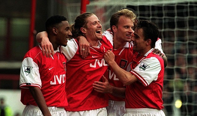 Petit là một trong những tiền vệ hay nhất thế giới năm 1998 và anh đã giúp Arsenal đăng quang ngôi vô địch Premier League ngay trong mùa đầu tiên gia nhập Pháo thủ. Một năm sau, cầu thủ có búi tóc đuôi ngựa tiếp tục cùng với thế hệ Patrick Vieira và Zinedine Zidane giúp tuyển Pháp lần đầu đăng quang World Cup. Phong độ của Petit bắt đầu sa sút khi anh chuyển sang khoác áo Chelsea năm 2001.