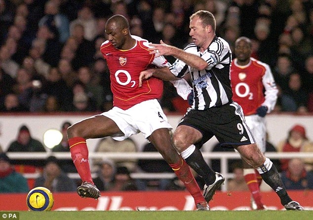 Trong 9 năm phục vụ Pháo thủ, Vieira lúc nào cũng được biết đến như là một người đội trưởng tài năng nhất, một gã khổng lồ đứng ra bảo vệ đội bóng mỗi khi “có biến”. Huyền thoại người Pháp đem lại cho Arsenal 3 chức vô địch Premier League cùng nhiều danh hiệu khác.