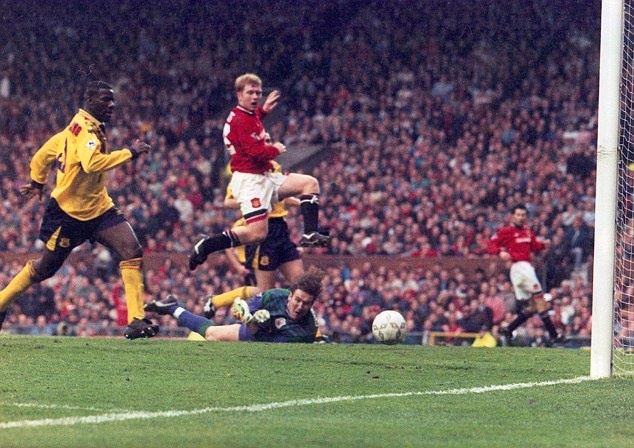 Scholes là tiền vệ sở hữu kỹ thuật tốt nhất trong danh sách này. Ngoài ra, khả năng giữ nhịp, đọc thế trận cùng những đường chuyền sắc như dao cạo của anh khiến đối thủ gặp vô vàn khó khăn. 11 danh hiệu Premier League là quá đủ để nói về tài năng của huyền thoại M.U.