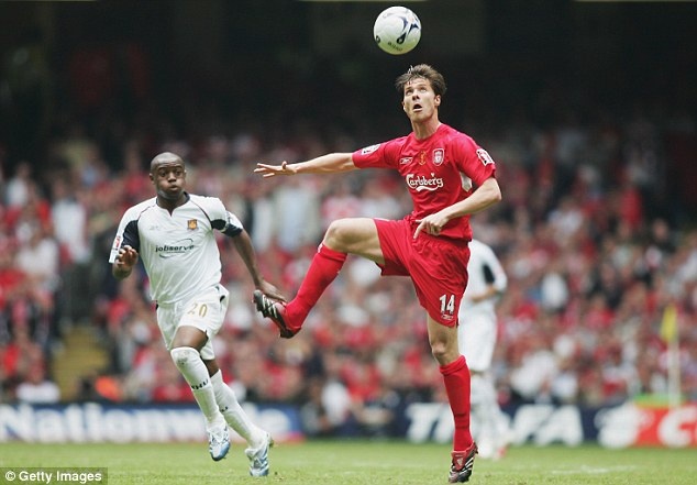 Dù không một lần đăng quang Premier League, Alonso vẫn được đánh giá là một trong những tiền vệ trung tâm xuất sắc nhất lịch sử giải đấu này. Ngôi sao người Tây Ban Nha chính là người hùng trong đêm Istanbul (2004/05), giúp The Kop đánh bại AC Milan để lên ngôi tại Champions League cho dù bị dẫn trước tới 3 bàn.