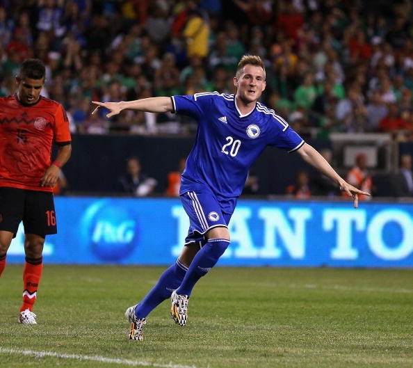 Hajrovic sut tung luoi Mexico, mo ty so cho Bosnia hinh anh